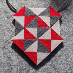 Geometryczny czerwono-szary naszyjnik z filcu 