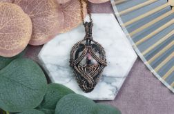 Miedziany wisiorek wire wrapping z rodonitem #532