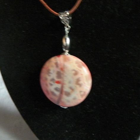 Agat ognisty, masywna moneta na rzemyku, wisiorek