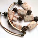 Beżowo-kremowy marmur, okazały naszyjnik - 