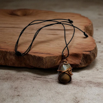 Wisior z Jaspisu Morskiego "Szept Oceanów" - Wisiorek z jaspisu na regulowanym rzemieniu