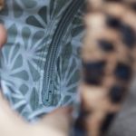 Welurowa listonoszka z kominem w panterkę - 