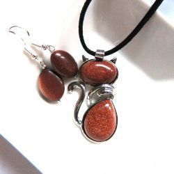 Piasek pustyni, złocisty kamień słońca. Wisiorek z kotkiem i kolczyki, komplet biżuterii