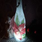 oszroniony lampion świąteczny z poinsecją - w ciemności z załączoną diodą led o białym świetle