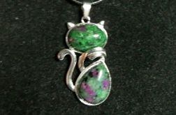 Zielony zoizyt z rubinem, wisiorek z kotkiem, kot