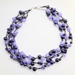 Fioletowy naszyjnik z koralików i sznurka - 