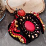 Elegant Handmade Beaded Brooch with Crystals - Haftowana ręcznie koralikami, kryształkami i perełkami – dopracowana w każdym detalu.