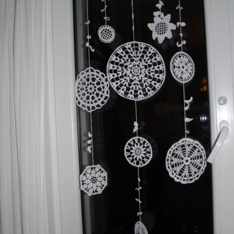 Okienna łąka kwiatów - zestaw dekoracyjny na okno, rękodzieło na szydełku