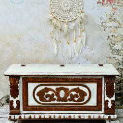 Rzeźbiony kufer, mebel z historią, shabby chic, siedzisko
