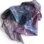 Alfabet, jedwabna chusta w odcieniach fioletu - Ręcznie malowana chusta jedwabna