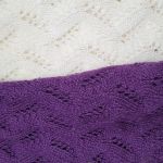 Szalik fioletowy zrobiony ażurowym wzorem - szalik