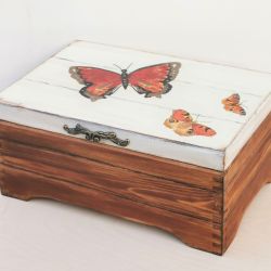 Kufer z motylami