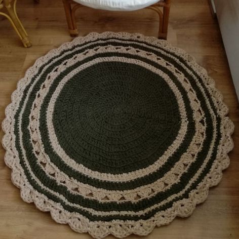 Okrągły dywanik na szydełku- oliwka krem