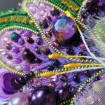 Broszka autorska haftowana kwiatek Krokus fioletowy zdobiona koralikami, cyrkoniami, cekinami - Broszka autorska haftowana kwiatek Krokus fioletowy zdobiona koralikami, cyrkoniami, cekinami