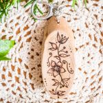 Brelok drewniany - Kwiatki folkowe - Wzory pojedyncze! Na przodzie gałązka z listkami i kwiatkami, a na tyle napis: Made with - wykonane z sercem