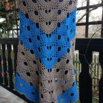 Bardzo duża chusta karmelowo niebieska - chusta szydełkowa