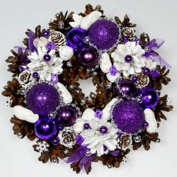 Mały wianek bożonarodzeniowy fioletowo-biały