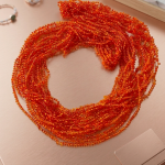 Pomarańczowy Długi Naszyjnik z Koralików 50 cm - Delikatny Sznur Koralikowy Boho, Ręcznie Dziergany - 