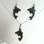 Ochronny hematyt, wisiorek i kolczyki z delfinami - 