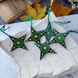 Świąteczne gwiazdki – ręcznie malowane zawieszki na choinkę