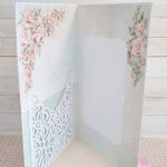 Młoda para pod pergolą - środek kartki