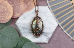 Miedziany wisiorek wire wrapping z labradorytem #537