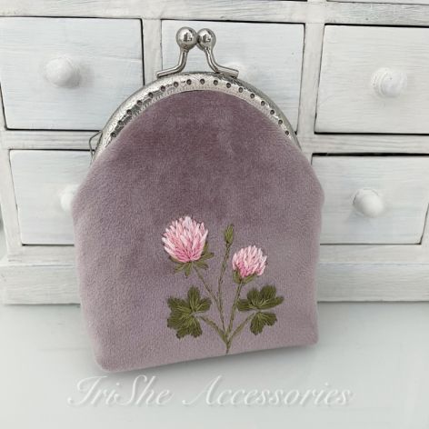 Portmonetka damska “Kwiat koniczyny”, welurowa haftowana ręcznie