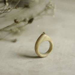 Jesionowy pierścionek z peridotem