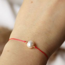 Czerwona bransoletka z perłą na szczęście