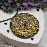 Wisiorek mandala w odcieniach starego złota - medalion mandala