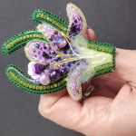 Broszka autorska haftowana kwiatek Krokus fioletowy zdobiona koralikami, cyrkoniami, cekinami - Broszka autorska haftowana kwiatek Krokus fioletowy zdobiona koralikami, cyrkoniami, cekinami