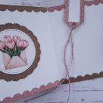 Kartka na Dzień Mamy (lub na inną okazję) z bukietem tulipanów - Wnętrze kartki i przód etykietki