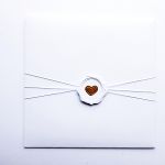 Skromna kartka na Komunię pamiątka z imieniem - Kartka komunijna z ozdobioną kopertą