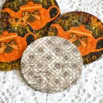 Komplet podkładek - Bursztynowa herbatka - Seria * Koziołkowe Love * to nasze produkty, które są z nami od zawsze. Najczęściej kupowane przez klientów. Najbardziej ukochane nie tylko przez dzieci. * * * U nas nic się nie marnuje. Wpadły nam w ręce kawałki drewna, które przeistoczyły się w piękne p