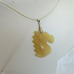 Jadeit żółty kamień radości, oryginalny wisiorek z koniem - 