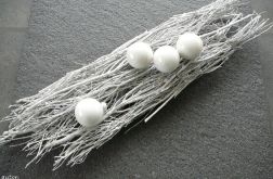 Bombki na ośnieżonych gałęziach