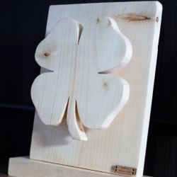 Drewniana lampa nocna, koniczyna