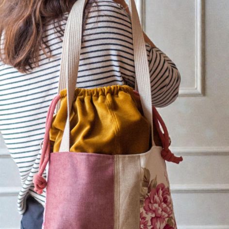 Miodowa welurowa torba z kominem do wózka w kwiaty