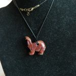 Jaspis czerwony, mokait - wisiorek ze słoniem, na szczęście - 