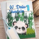 Kartka na roczek z pandą dla chłopczyka - Kartka z kopertą i etykietką z jasnoniebieskim sznureczkiem