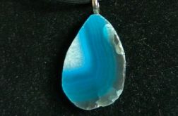 Wisiorek z niebieskim nieregularnym agatem