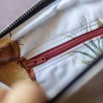 Jasnoszara kopertówka na kolorowym pasku - 