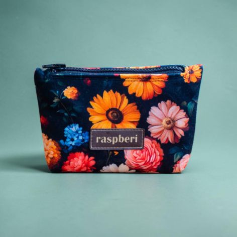 Etui na klucze z czarnego weluru w kolorowe kwiaty – handmade