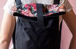 Czarny duży plecak kurierski w kwiaty