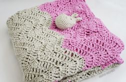 Szydełkowy kocyk w zygzaki: szaro-różowy