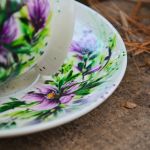 filiżanka z talerzykiem - fioletowe kwiaty - 