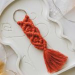 Prosty makramowy breloczek - rudy | Makrama - 