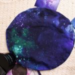 Beret z dzianiny bawełnianej Galaktyka - beret z góry, stylizowane