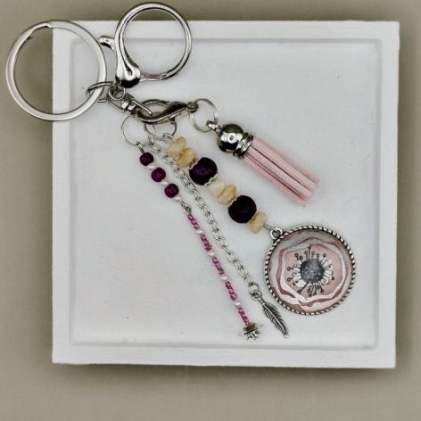 Brelok Pudrowy Kwiat – ręcznie robiona ozdoba z chwostem