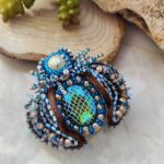 Broszka Żuk – ręcznie robiona biżuteria artystyczna - Artystyczna broszka Żuk z haftem koralikowym i skrzydłami 3D